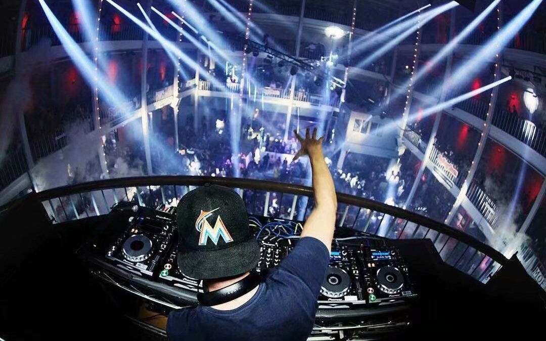 【珍贵录像】avicii生前快乐地制作音乐