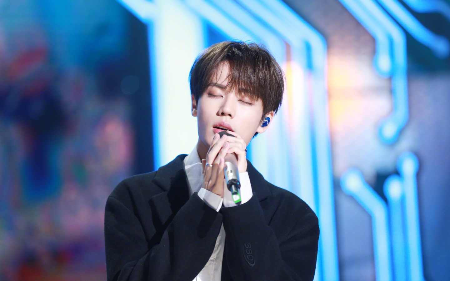 林彦俊天天向上中刚好的伤口首次舞台完整版