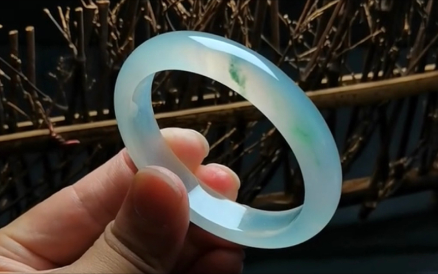 这种就是行家料,人见人爱的冰胶飘花翡翠镯子.