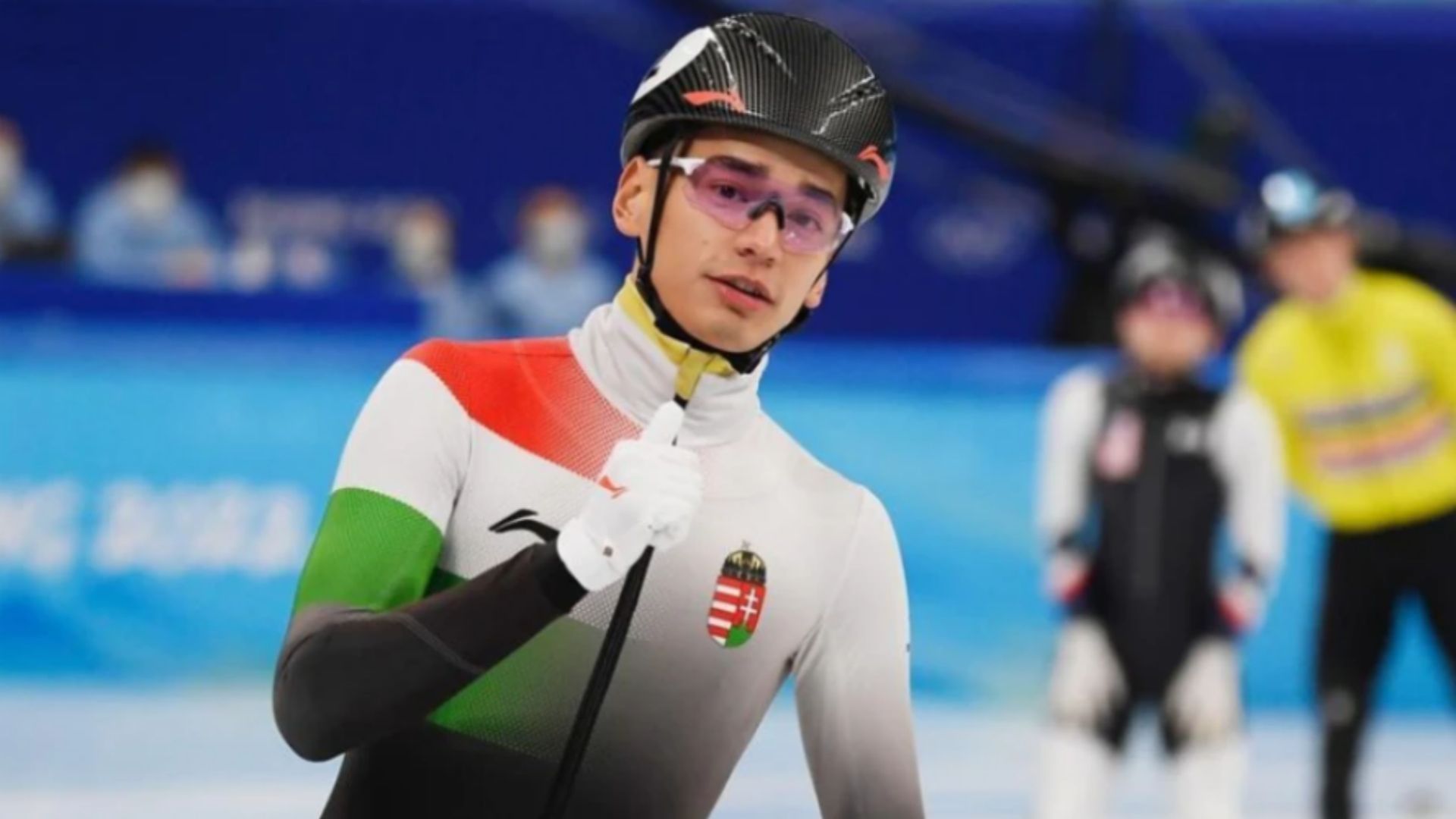 运动员刘少林再引争议,被曝携女友进入教练席,网友大骂搞特权