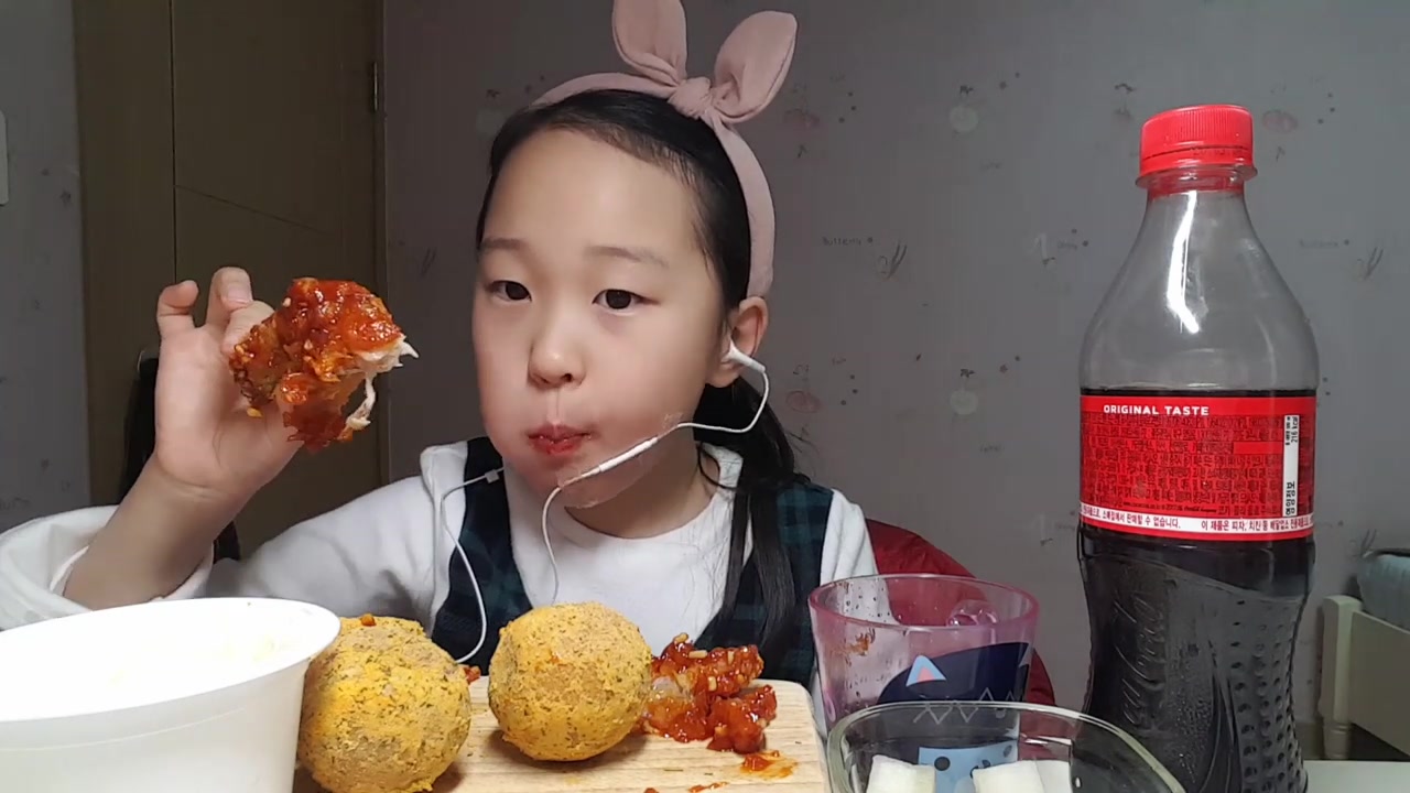 [图]♡ 鸡肉，芝士球，调味炸鸡搭配可乐吃播！