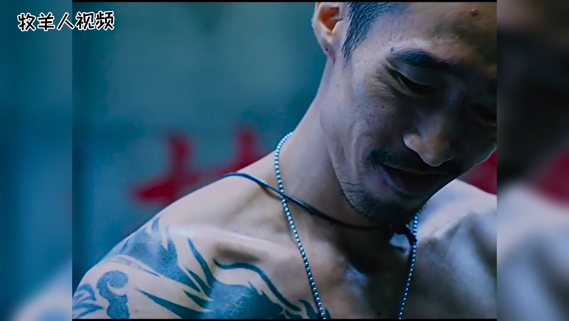 纹身男对着美女一顿蹂躏狂踢,后面的反击实在大快人心