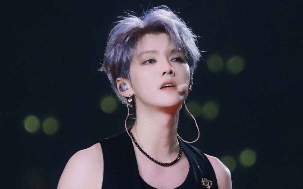 鹿晗三巡演唱会武汉收官场《敏感》