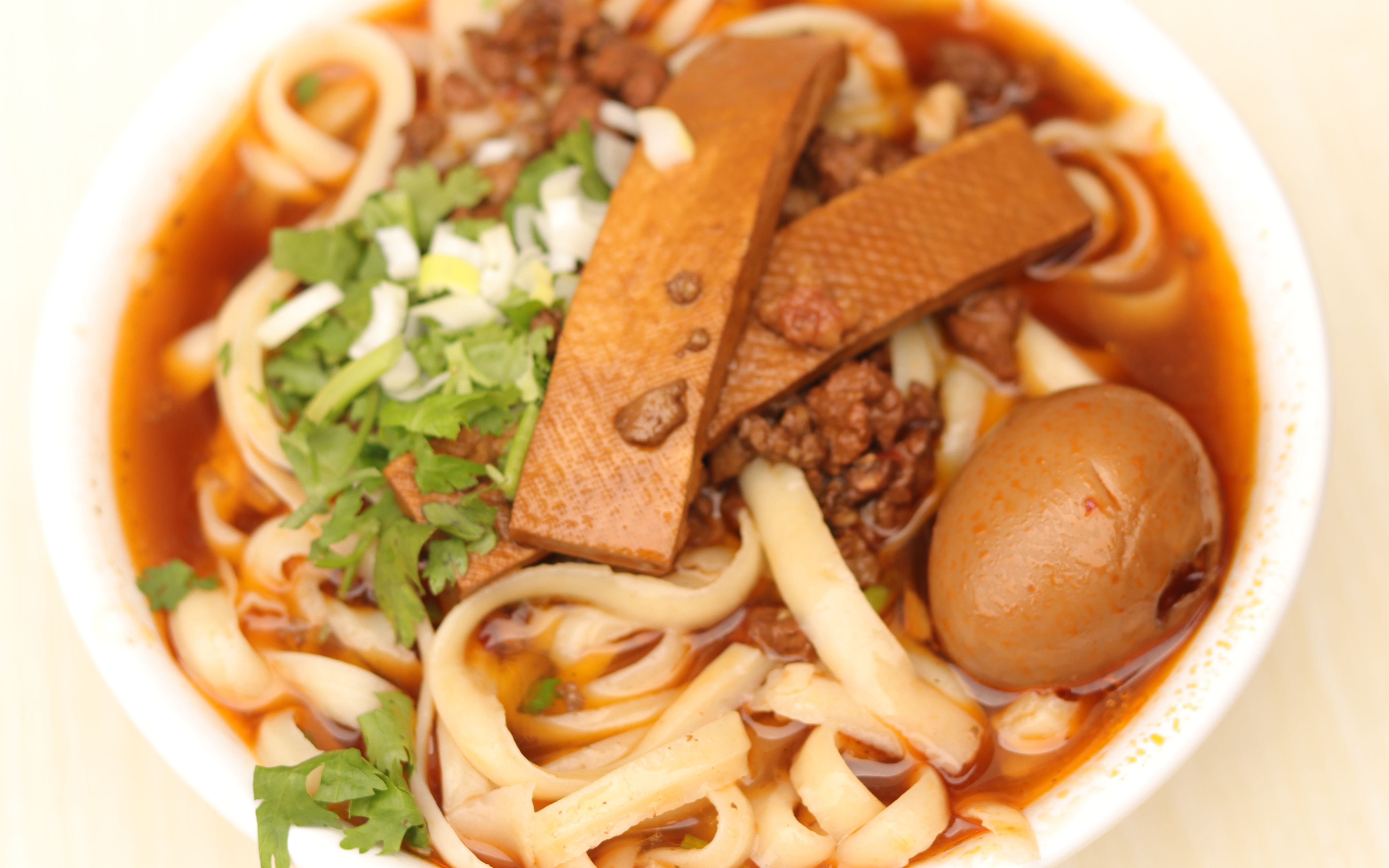 100间面馆挑战第五天,山西刀削面削的细长,再来两瓣蒜!