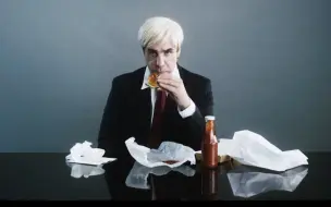 Tải video: Till Lindemann 品尝素食汉堡