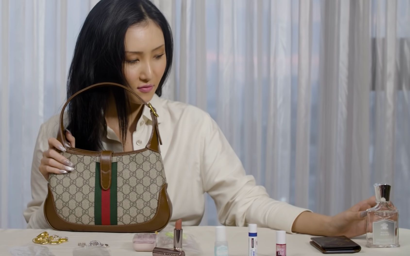 [图]What‘s in my bag with HwaSa 华莎 爱用物分享【自制字幕】