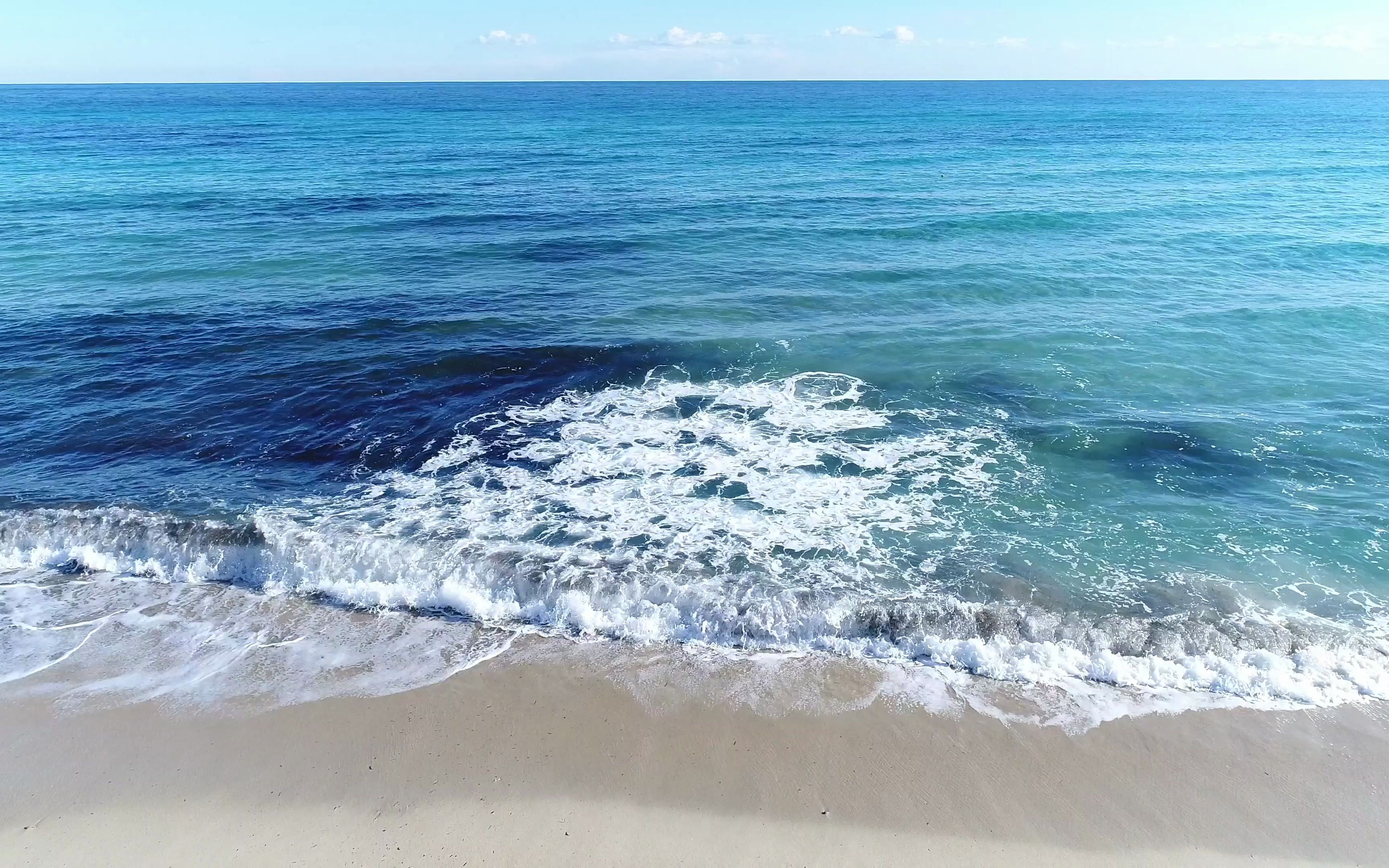 涌向海滩的海浪