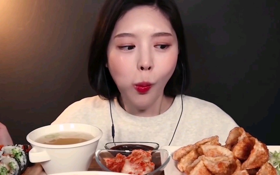 【韩国吃播boki】大肉年糕套餐饭 深渊巨口大胃王_哔哩哔哩 (゜-゜)つ