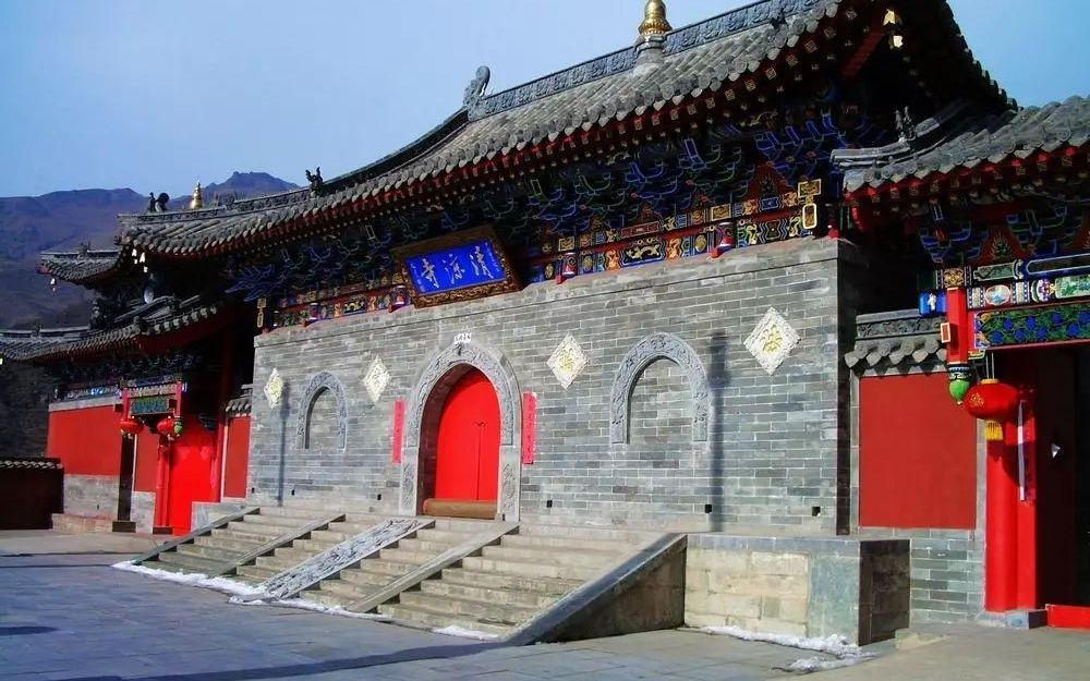 探秘五台山镇海寺,寺院中有座宝塔,竟有活佛在里面