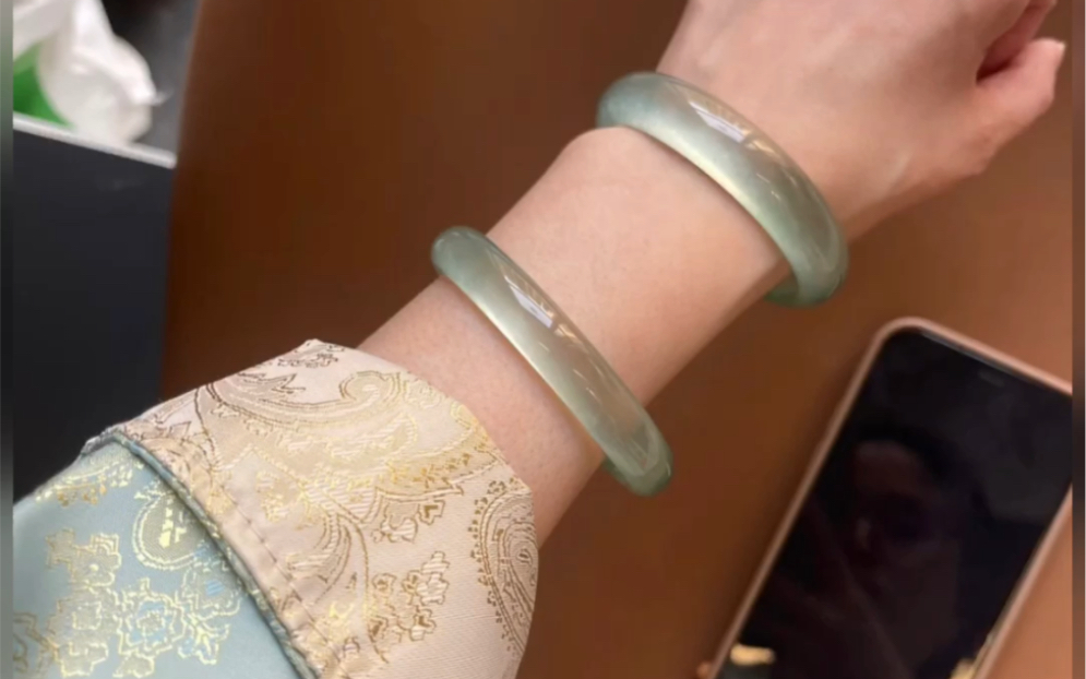 水灵灵的冰葡萄绿翡翠平替,圈口54.55.56可戴,大圈口60有一只!