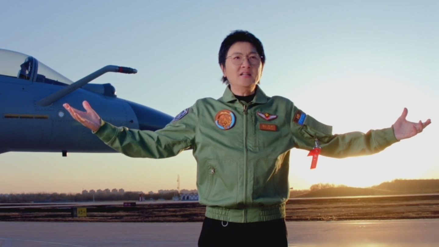 超燃MV！《新春走基层·军营过大年》慰问空军部队专场演出推广曲《壮志瞰山河》上线！中央广播电视总台军事节目中心与空军政治工作部宣传局联合推出，歌手孙楠演唱↑