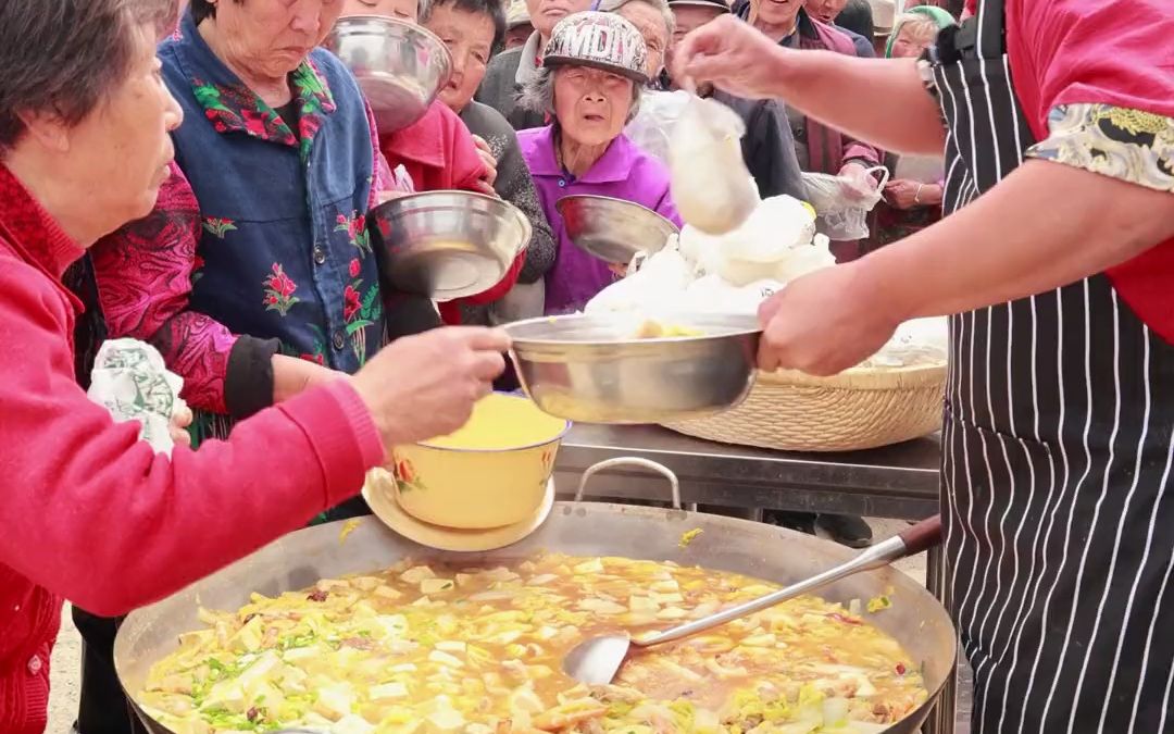 威海小贺给村里老人做娃娃菜豆腐粉条花肉炖大虾 老人们看我来村里熬