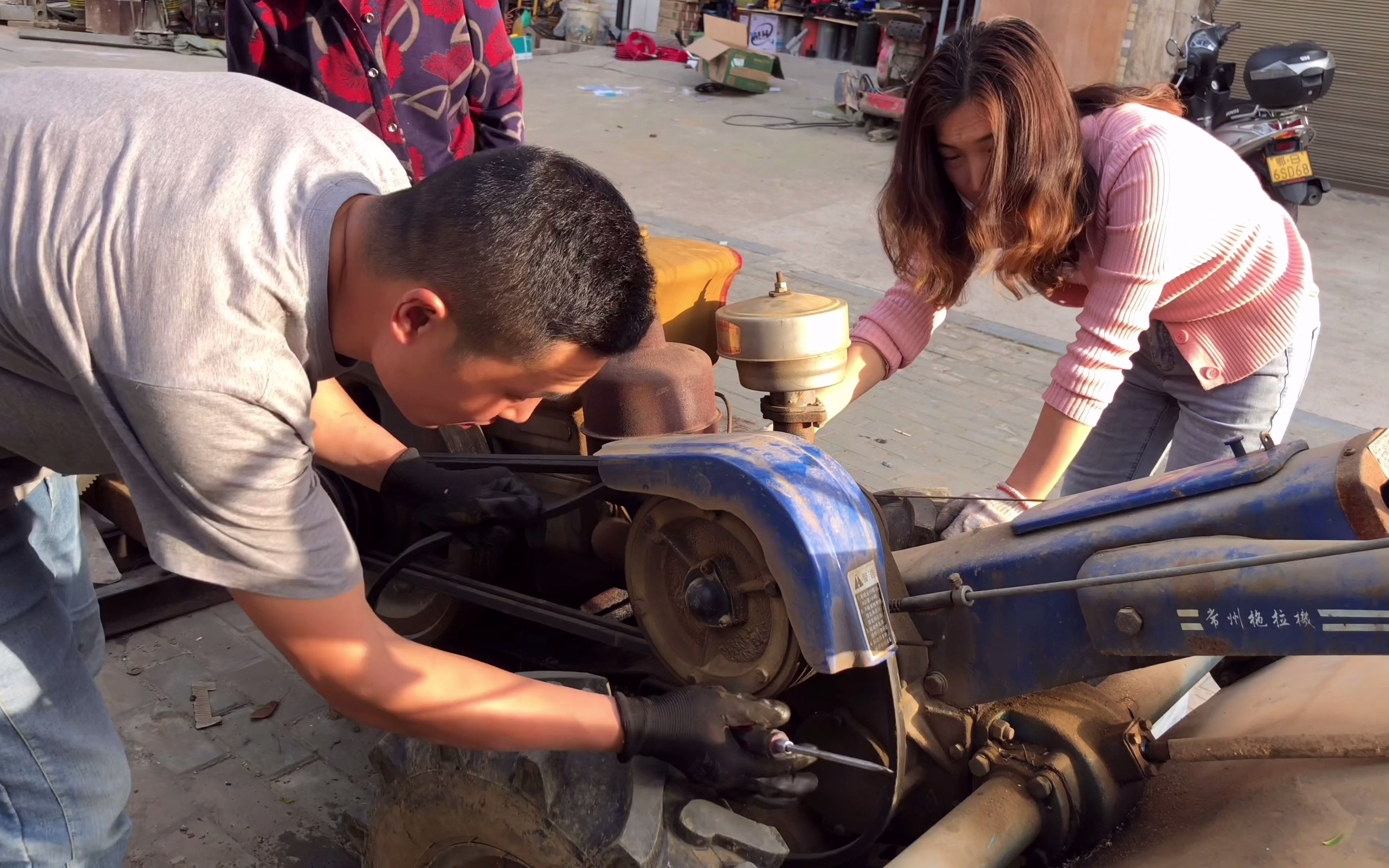 第一次修手扶拖拉机,老板说一条要烧三斤机油,再不修用不起了!
