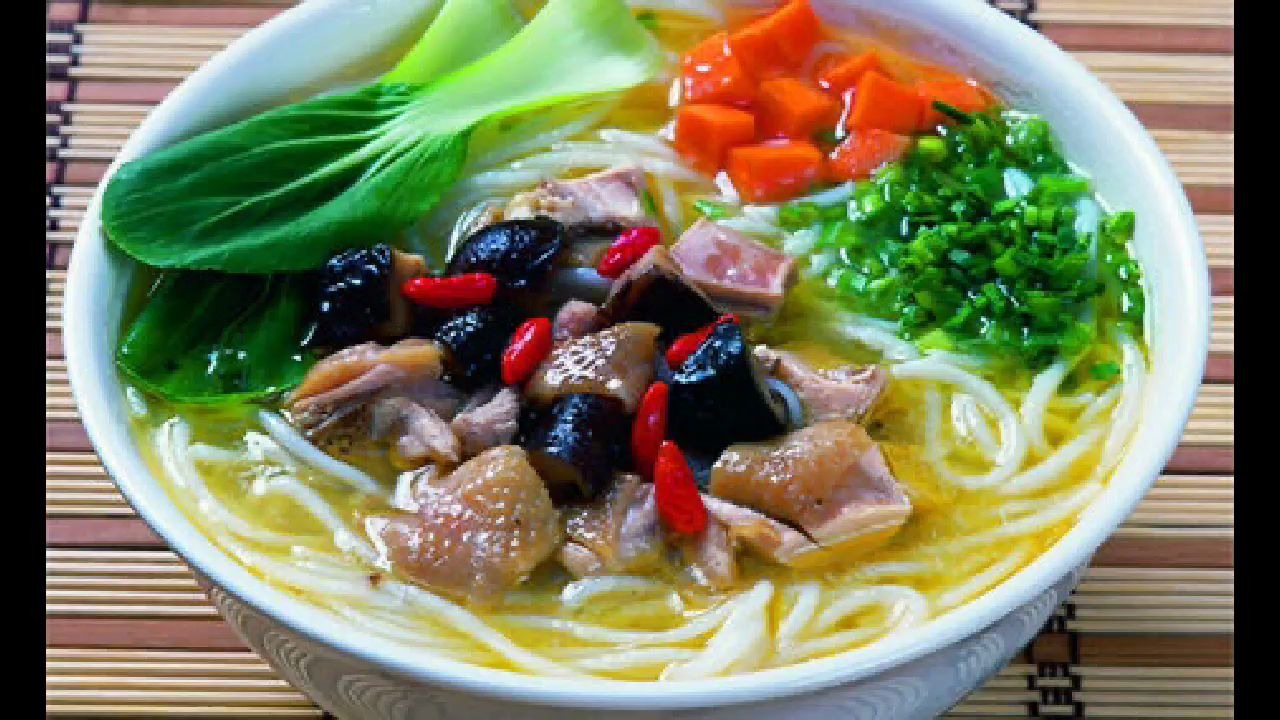 秘制香菇鸡块米线家庭版,一招做出舌尖上的美味.真的很好吃哦