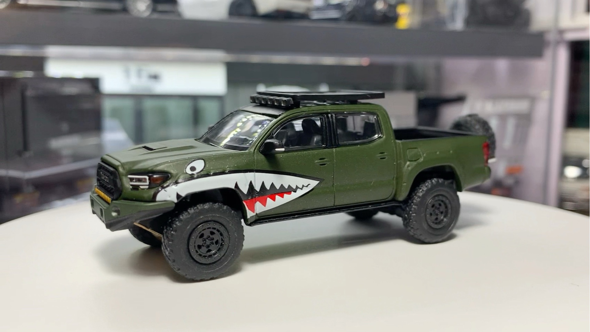 um 丰田塔科马皮卡 军绿鲨鱼嘴