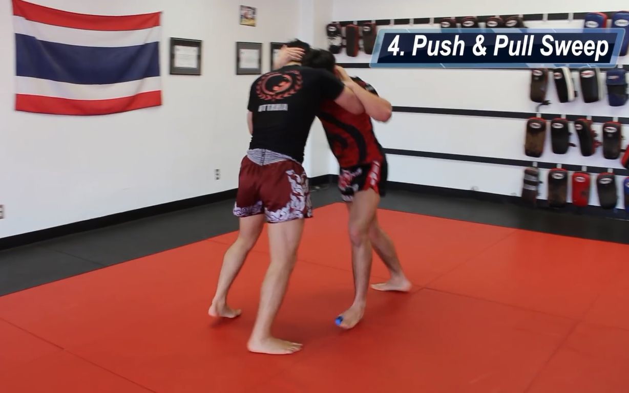 技术教学演示在泰拳内围缠斗中常用的4种摔法