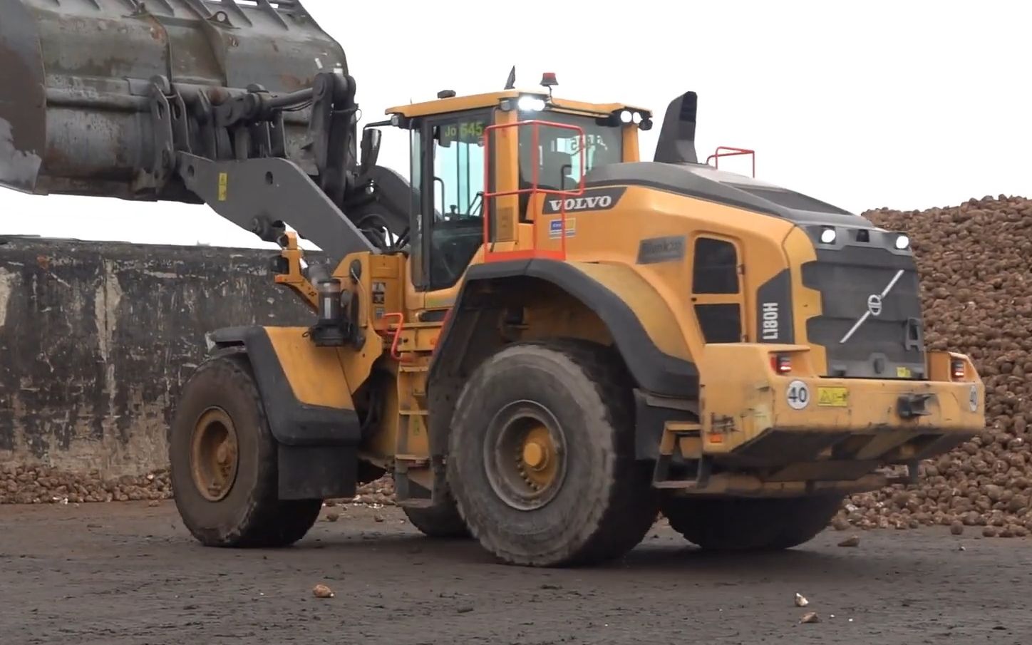 沃尔沃l180h装载机装甜菜