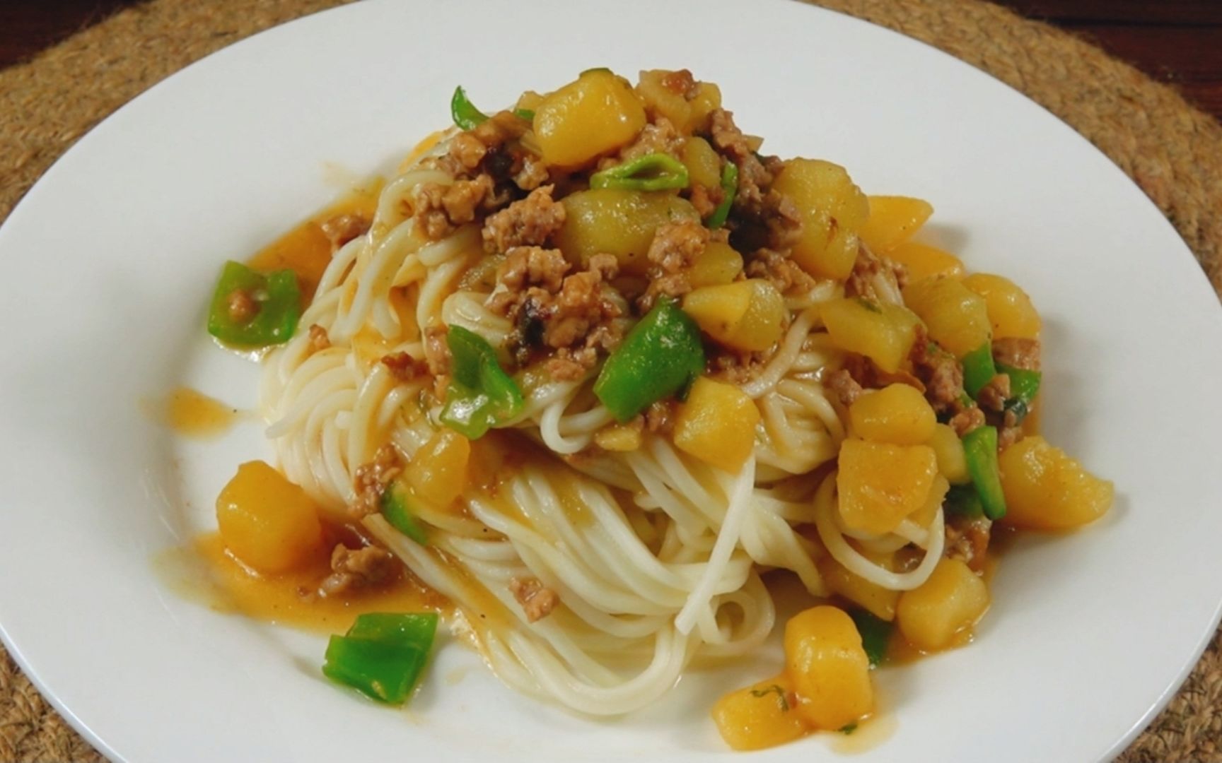 土豆肉末盖浇面,饭店1盘最少卖15元,自己做省钱还更好吃