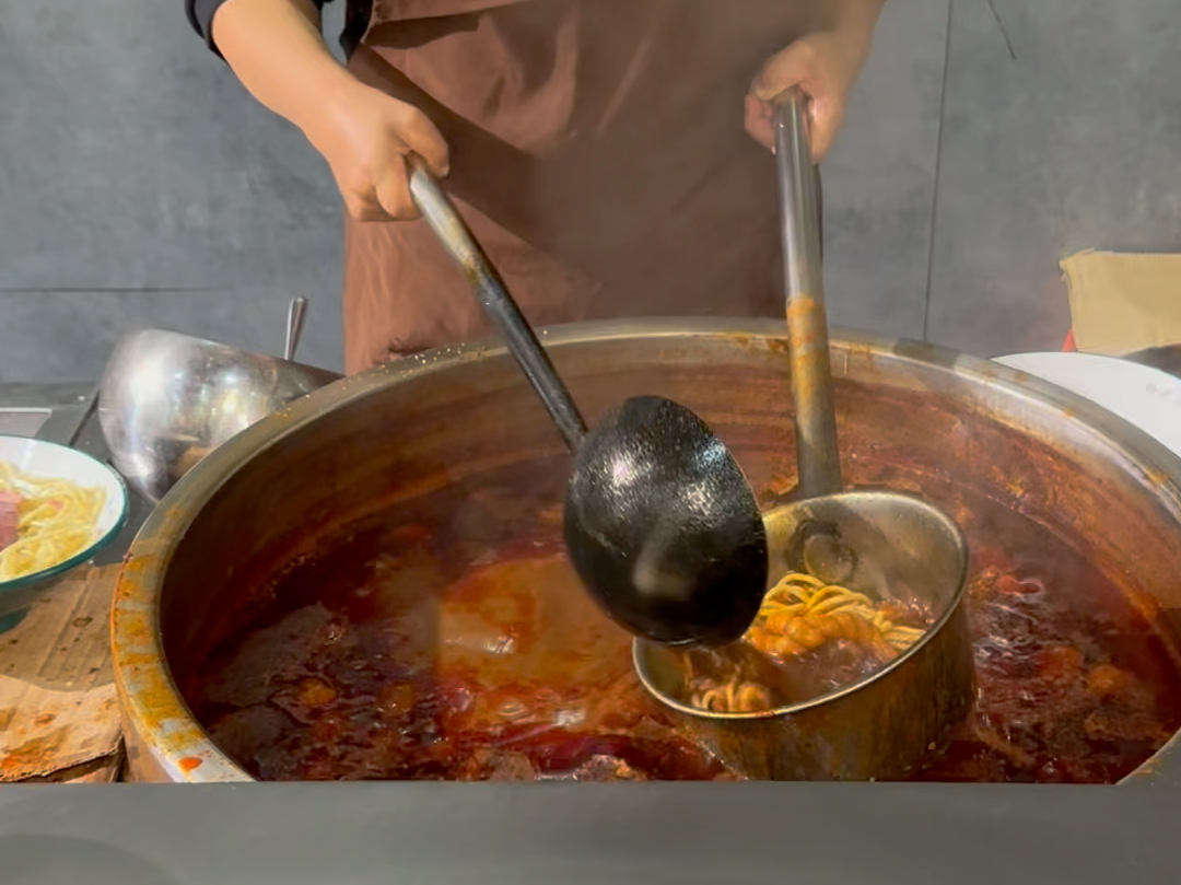 山西临汾特色面食【牛肉丸子面】是多少临汾人的最爱,外地的朋友们吃第一次可能会吃不太惯,第二次三次之后会越来越喜欢上这个味道!#山西面食#临汾...