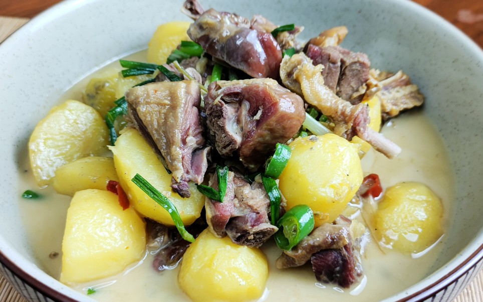 腊鸭腿焖土豆,腊味比新鲜的好吃太多了,风味独特,为啥呢?