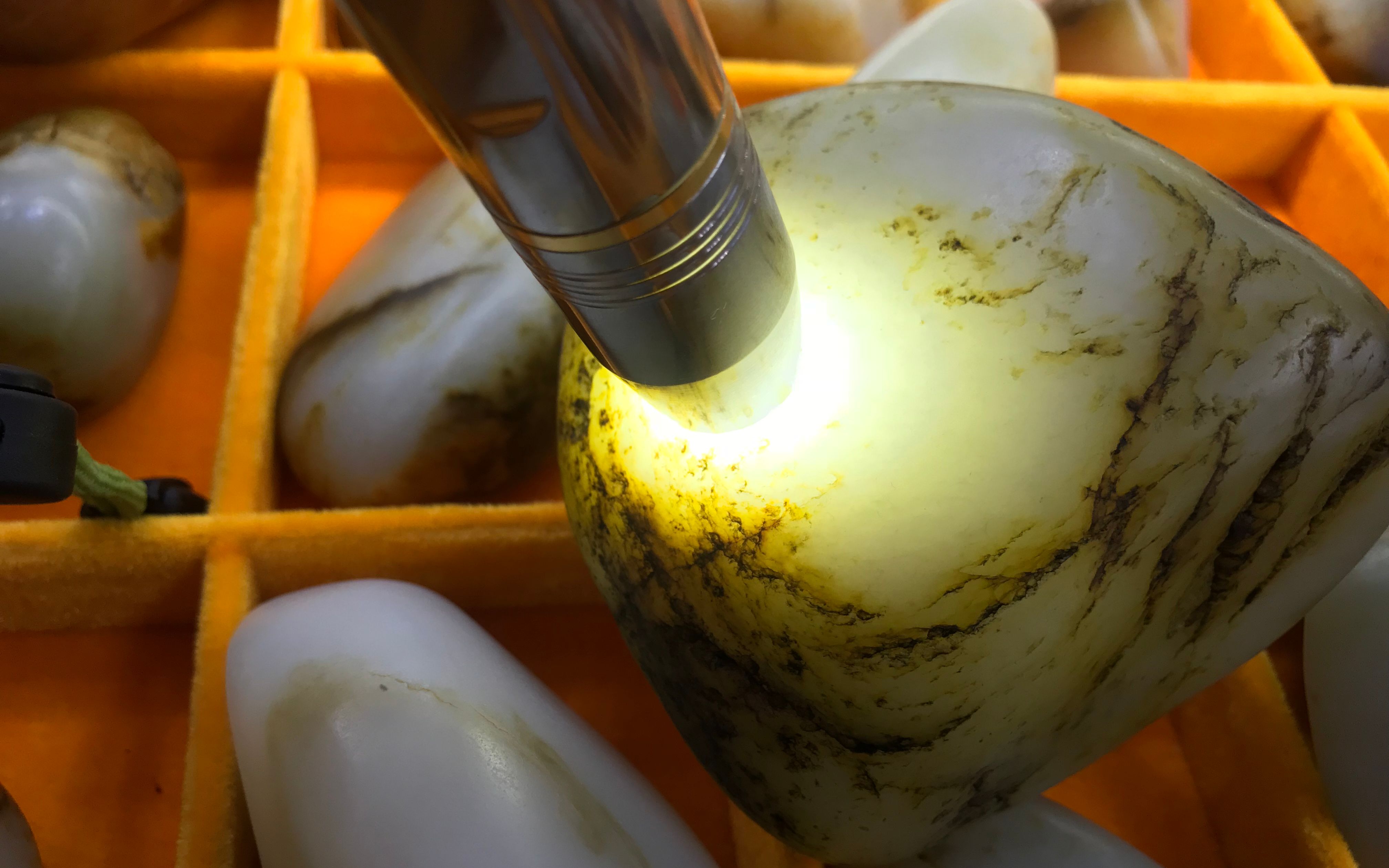 "灯"下不看玉,传家手把手教您灯下如何辨别新疆和田玉籽料