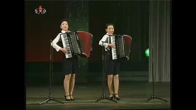 [图]朝鲜乐曲：正日峰的雷鸣（平壤仓田中学韩恩静 传承中学李日美 2012）