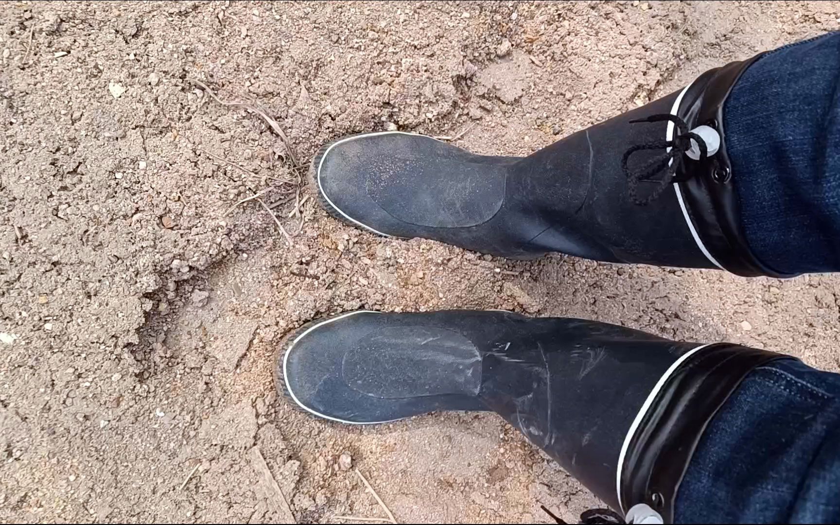 黑皮鞋踩泥图片