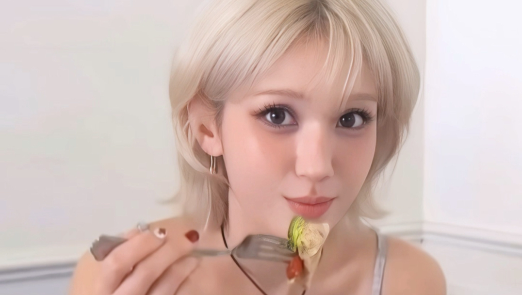 混血芭比somi eating
