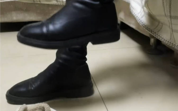 这靴子热的我一身汗,袜子都汗湿了!