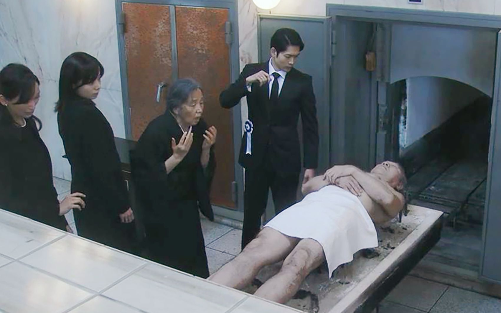 去世老人火化4次,却无法燃烧,全家人在火葬场崩溃了!