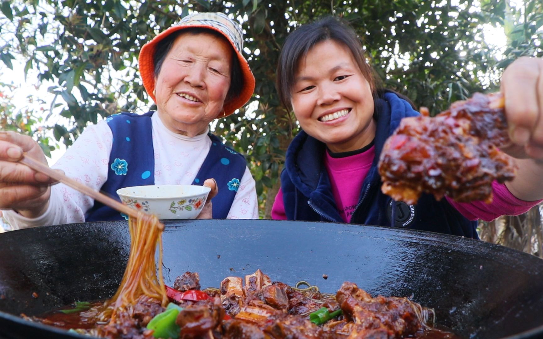 [图]小凤就像女版光头强，电锯用得也没谁了，自制老酱烧牛骨味道真香