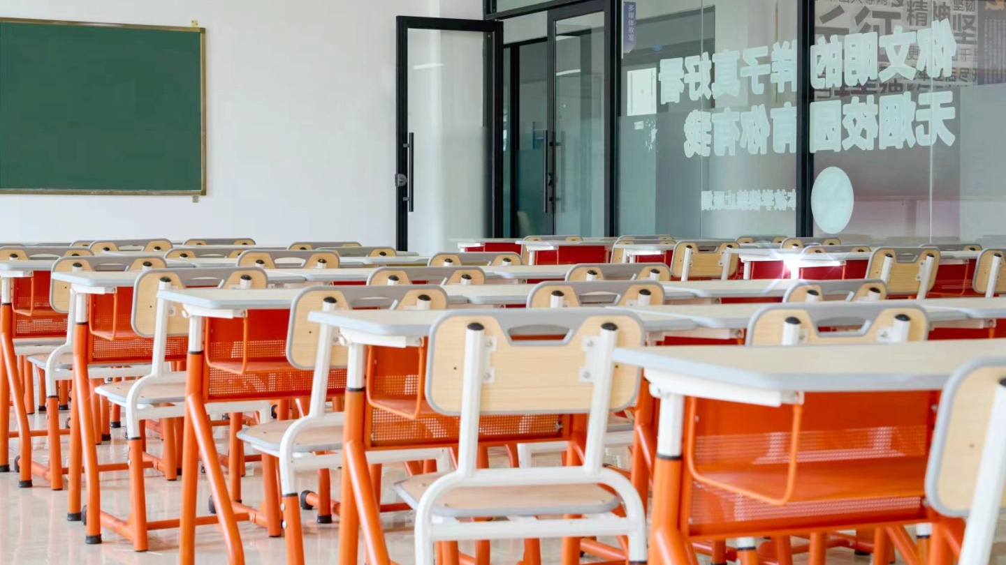 四川文化传媒职业学院的教室干净整洁,一排排整整齐齐的桌子让人眼前