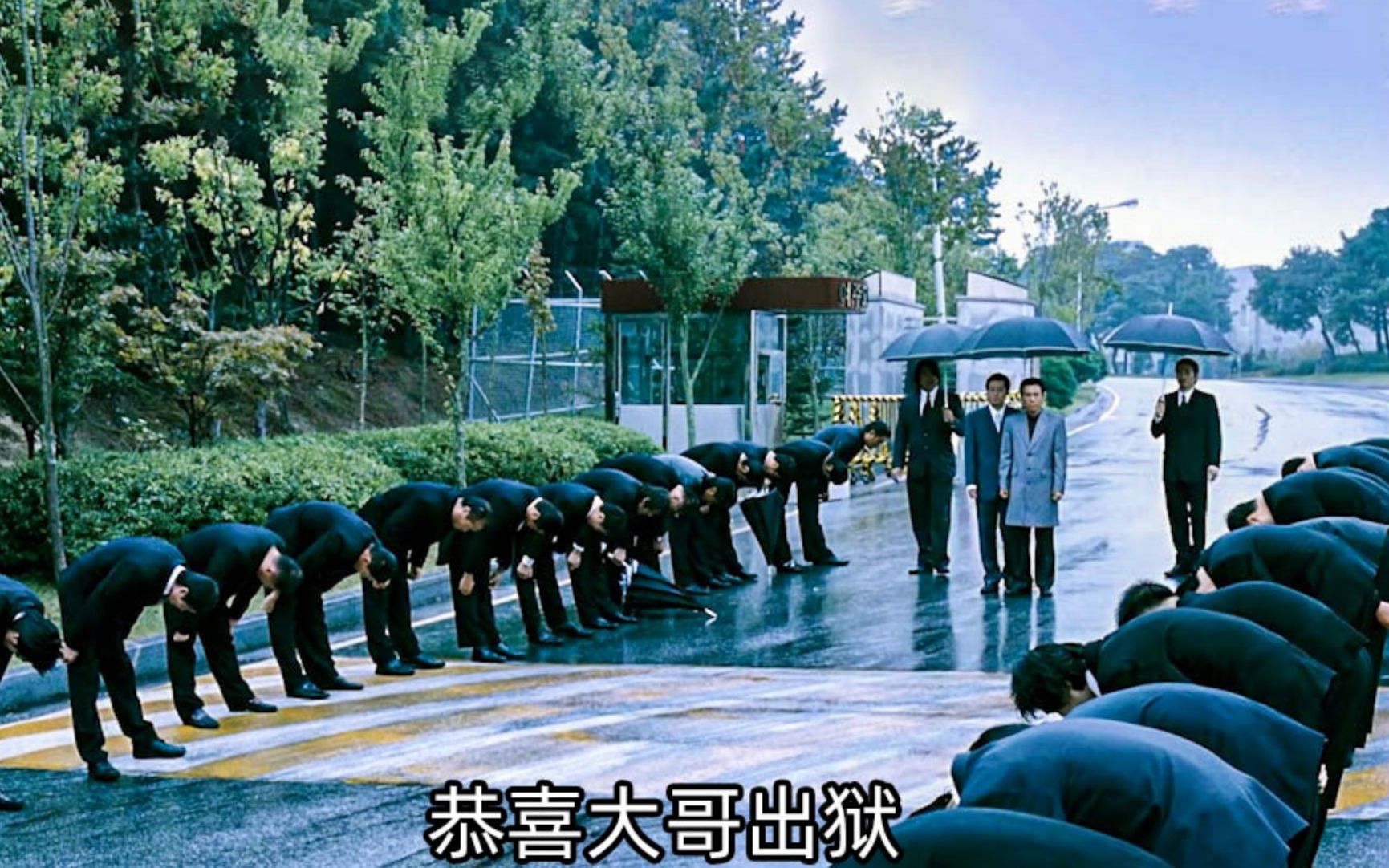 黑帮老大一出狱,直接杀警察,血洗对手,小弟说话都不敢抬头