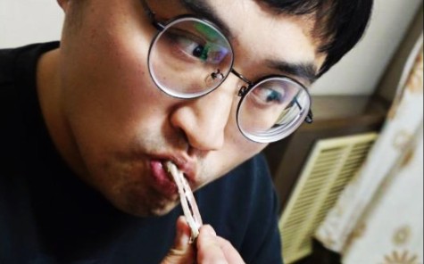 夜晚,杰哥肚子饿的咕咕叫…他给自己准备了什么做宵夜呢?