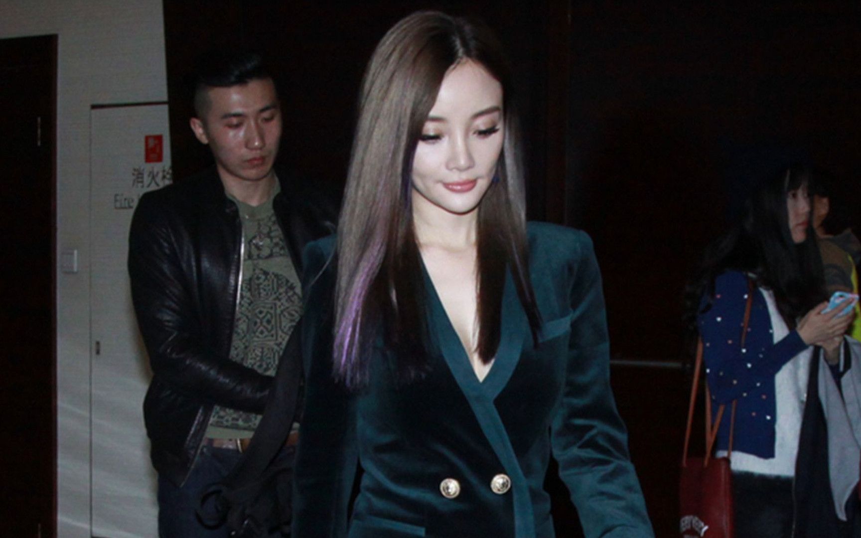 李小璐实在太豪放了!全身上下就穿一件西装,网友:不想看都难!