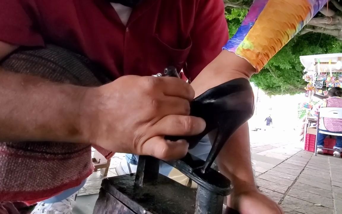 【街头擦鞋】来自墨西哥的街头清洁高跟鞋服务_哔哩哔哩_bilibili
