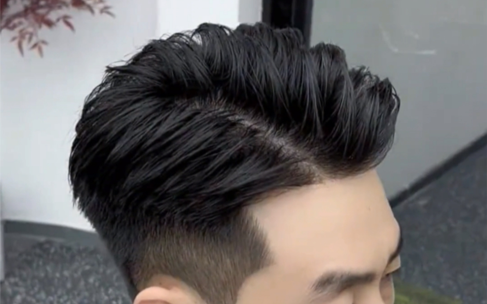 男士港风侧背发型