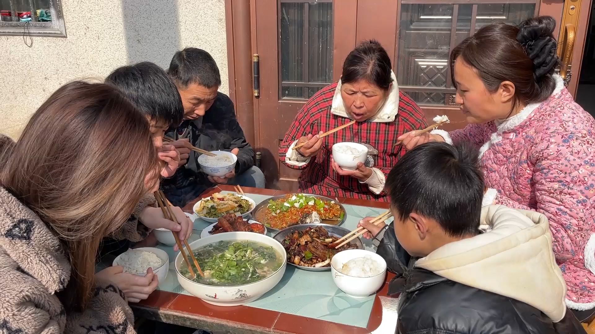 买的花鲢鱼头挺大,媳妇把它做成剁椒鱼头,这剁椒配米饭吃着真香哔哩哔哩bilibili