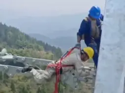 Скачать видео: 笑晕了高空作业的电力工人徒弟吓腿软 师傅拎小鸡