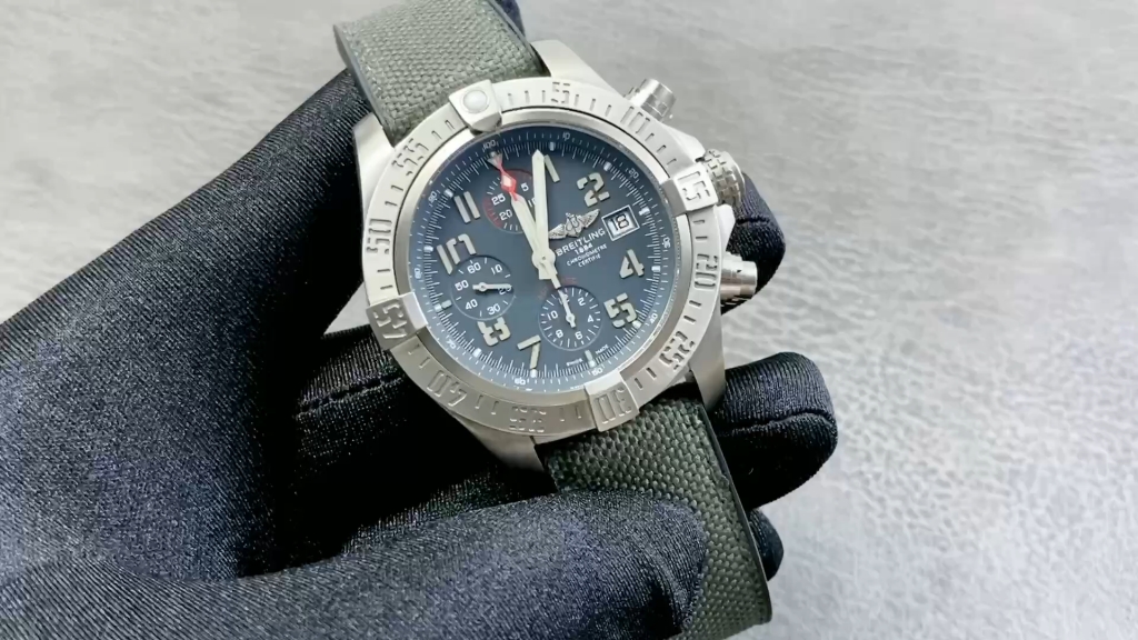 百年灵航空计时1 b01计时腕表 43mm直径表壳,双向棘轮旋转表圈,搭载