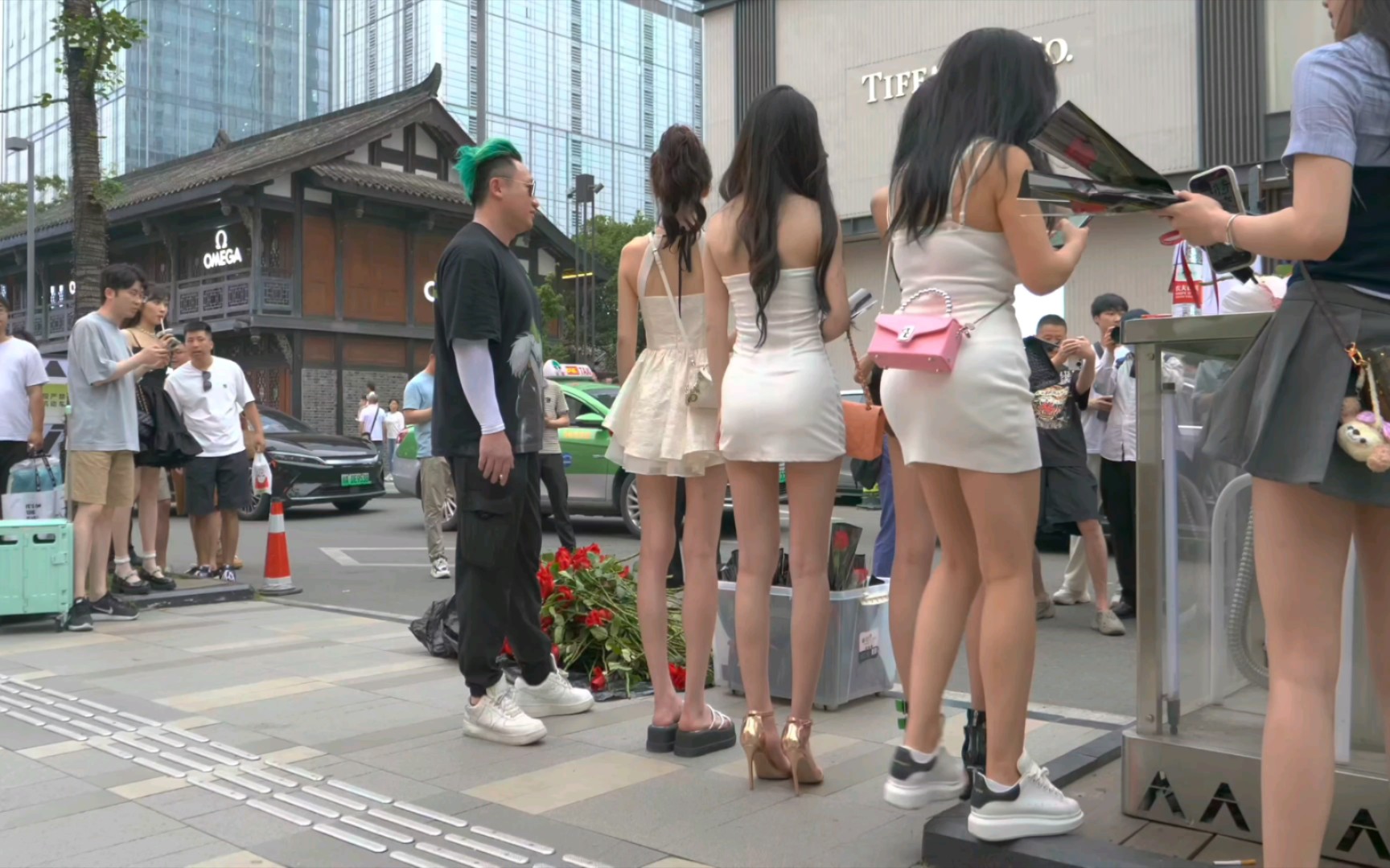 街头偶遇女神级的女生,长腿妹子在路边等谁?