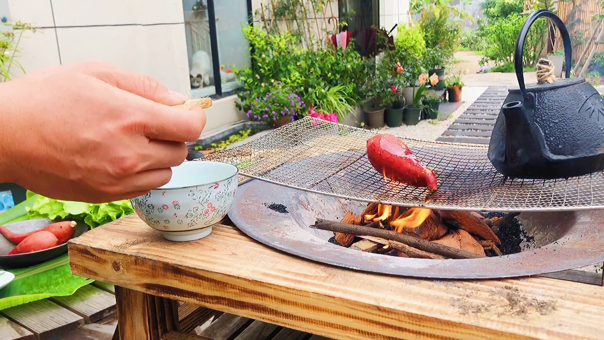 住在山脚,每天莳花弄草,得给自己整点事做,今天下雨,就采摘自种香料,用雨水煮白茶,用白茶炖鲈鱼,再烤个地瓜,烤个生蚝吧哔哩哔哩bilibili