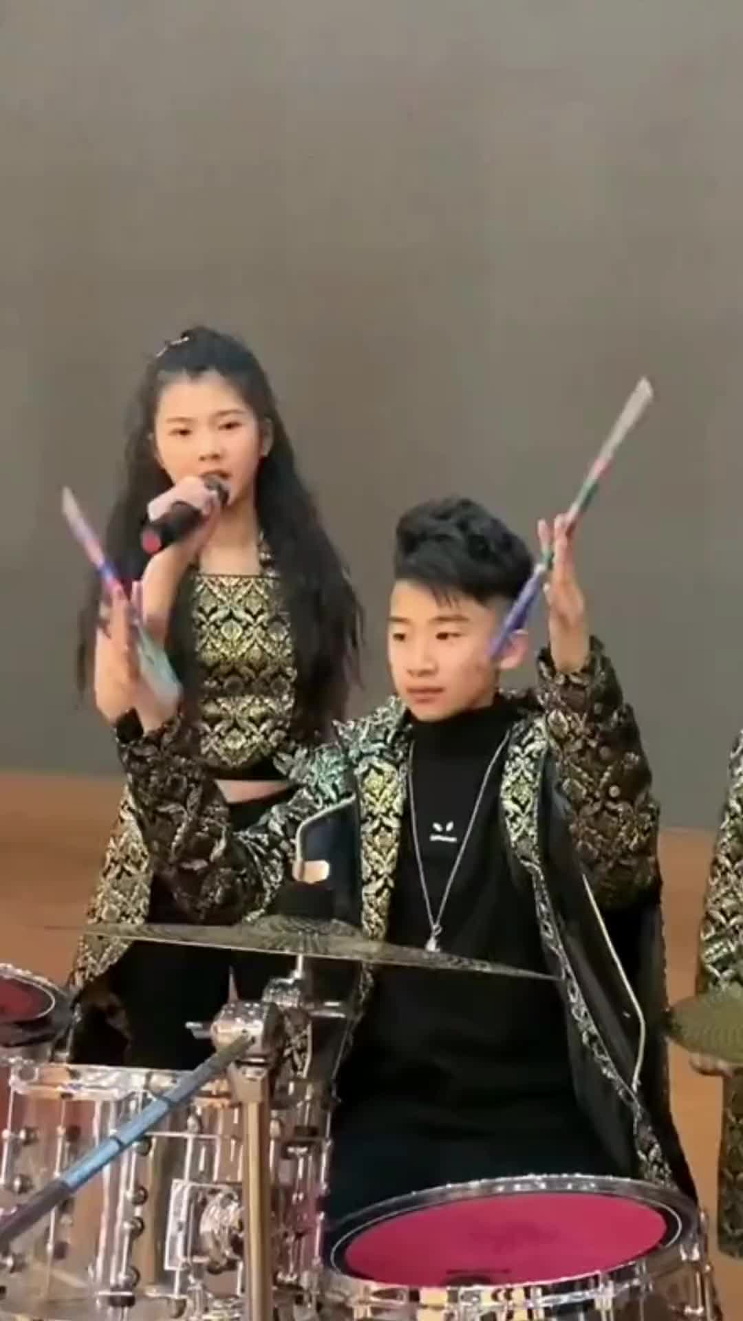 自信的兄妹俩小天一雨儿认真的样子真可爱加油少年未来可期最美童