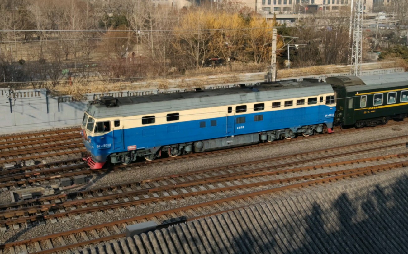 df4c型内燃机车京局怀段5012号车(挂牌车)牵引25k型客车车厢北京火车