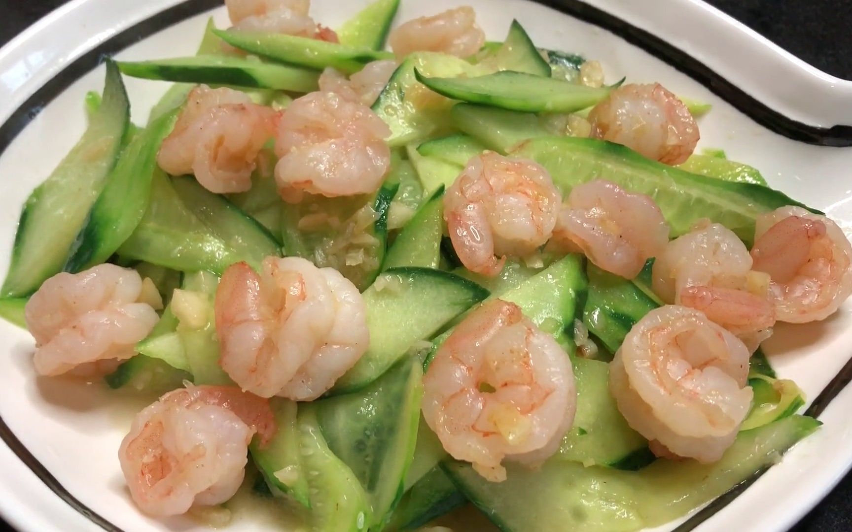分享一道家常菜 黄瓜炒虾仁 黄瓜清脆 虾仁爽口美味 营养又好吃~_哔哩
