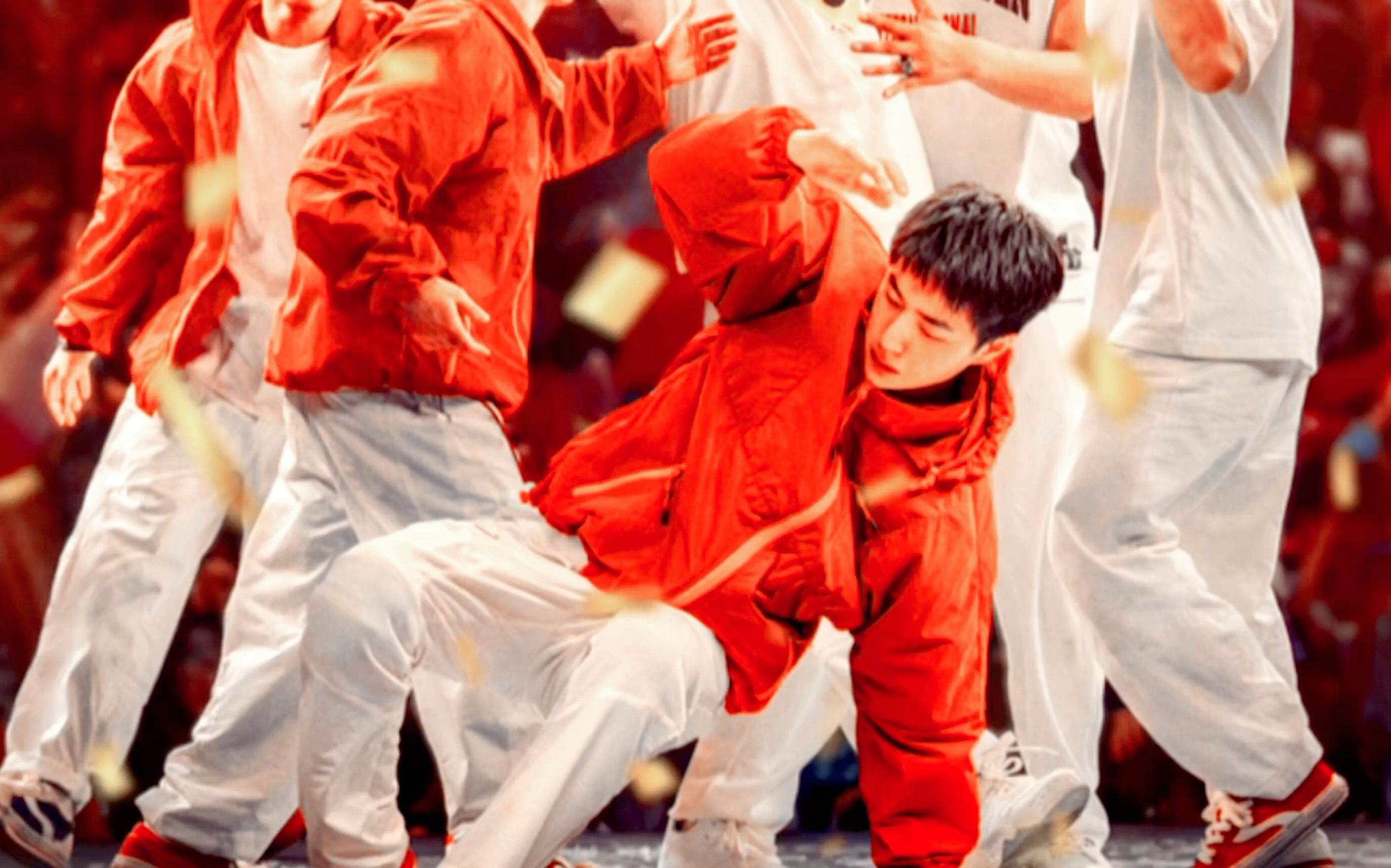 "他跳舞的时候好像在发光哎"【王一博/热烈】