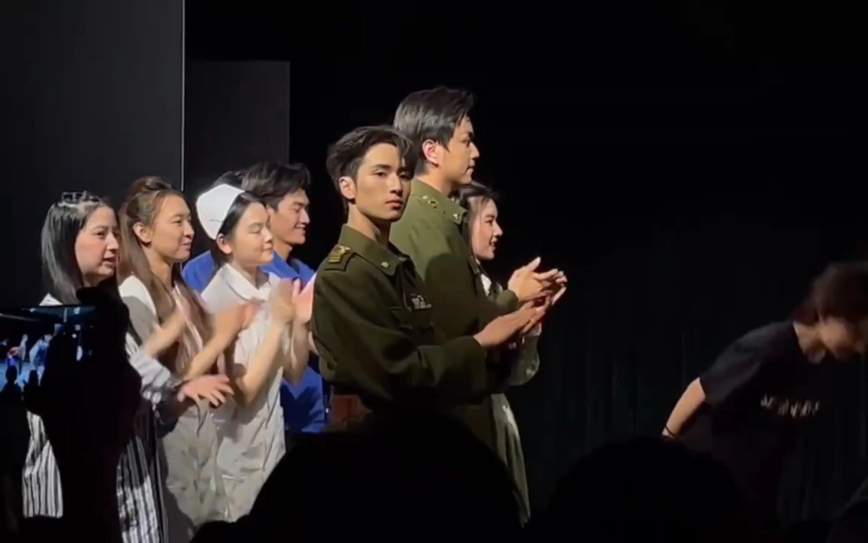 【严浩翔】北电期中表演 谢幕 浩翔穿军装好帅啊!