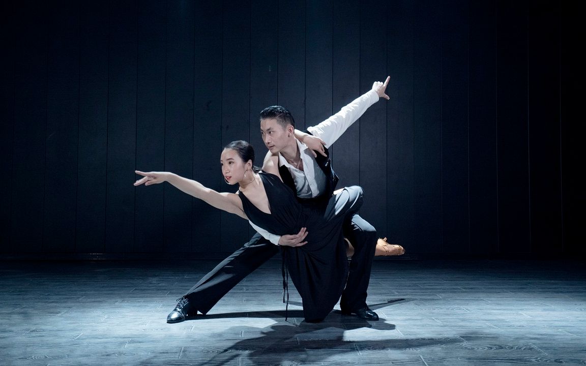 拉丁舞双人舞我要你520大声说爱单色舞蹈