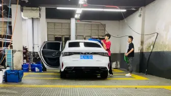 Video herunterladen: 记得上一次洗车，好像是在年前出来上班的时候吧