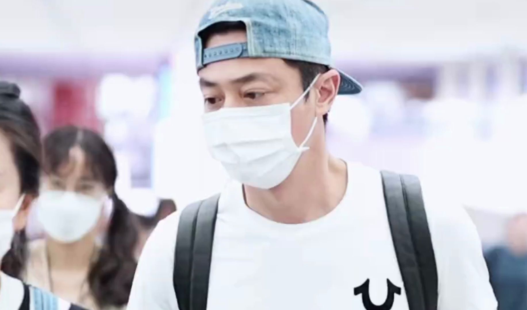 霍建华赴新剧开机现身机场,遭代拍围堵拍摄教科书式解决:要拍现在拍别